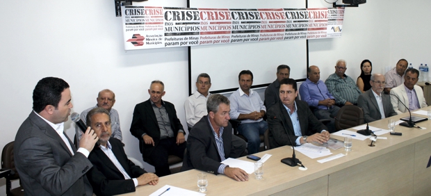 CRISE faz prefeitos se reunirem em Divinópolis para justificar paralisação – NÃO falaram de SUAS MÁS GESTÕES crise municipio